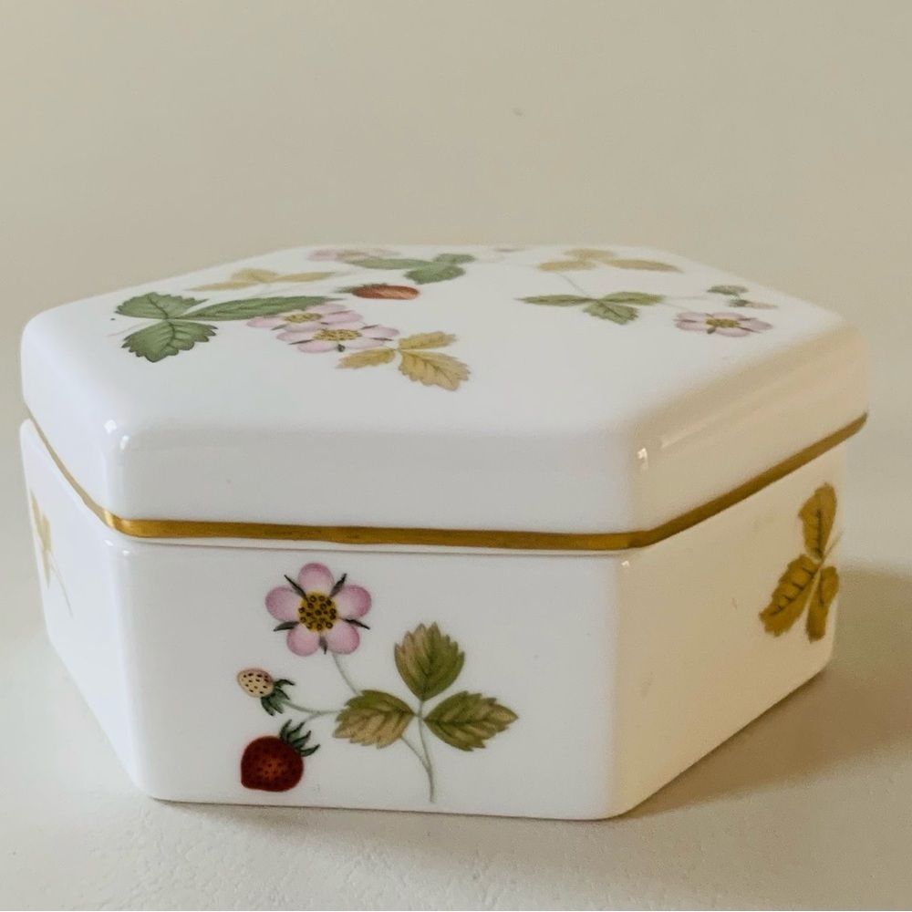 Wedgwood wild strawberry trinket box